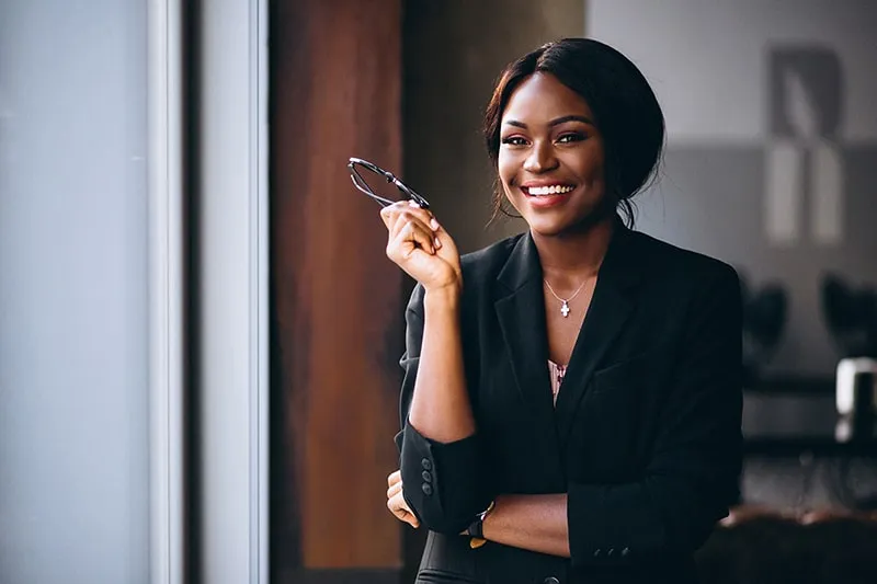 10 Powerful and Confident Poses for Women’s Professional Headshots